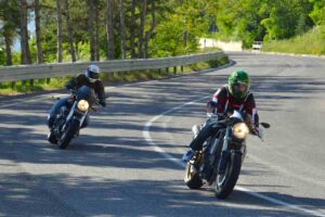 due moto su strada in discesa