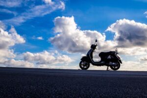 scooter visto in lontananza